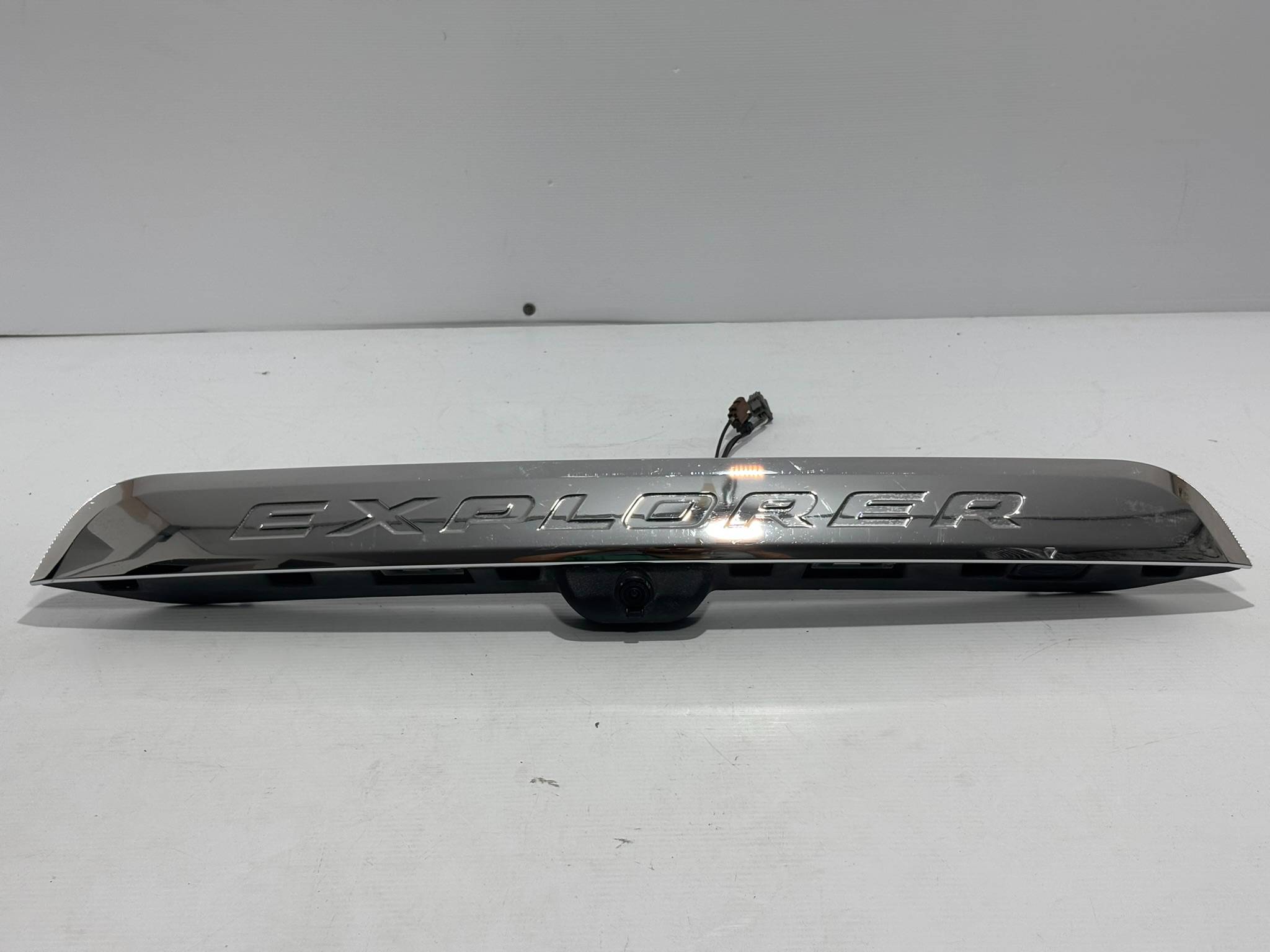 Ford Explorer 2020 - 2023 Moldura para Cajuela Trasera Usado Original