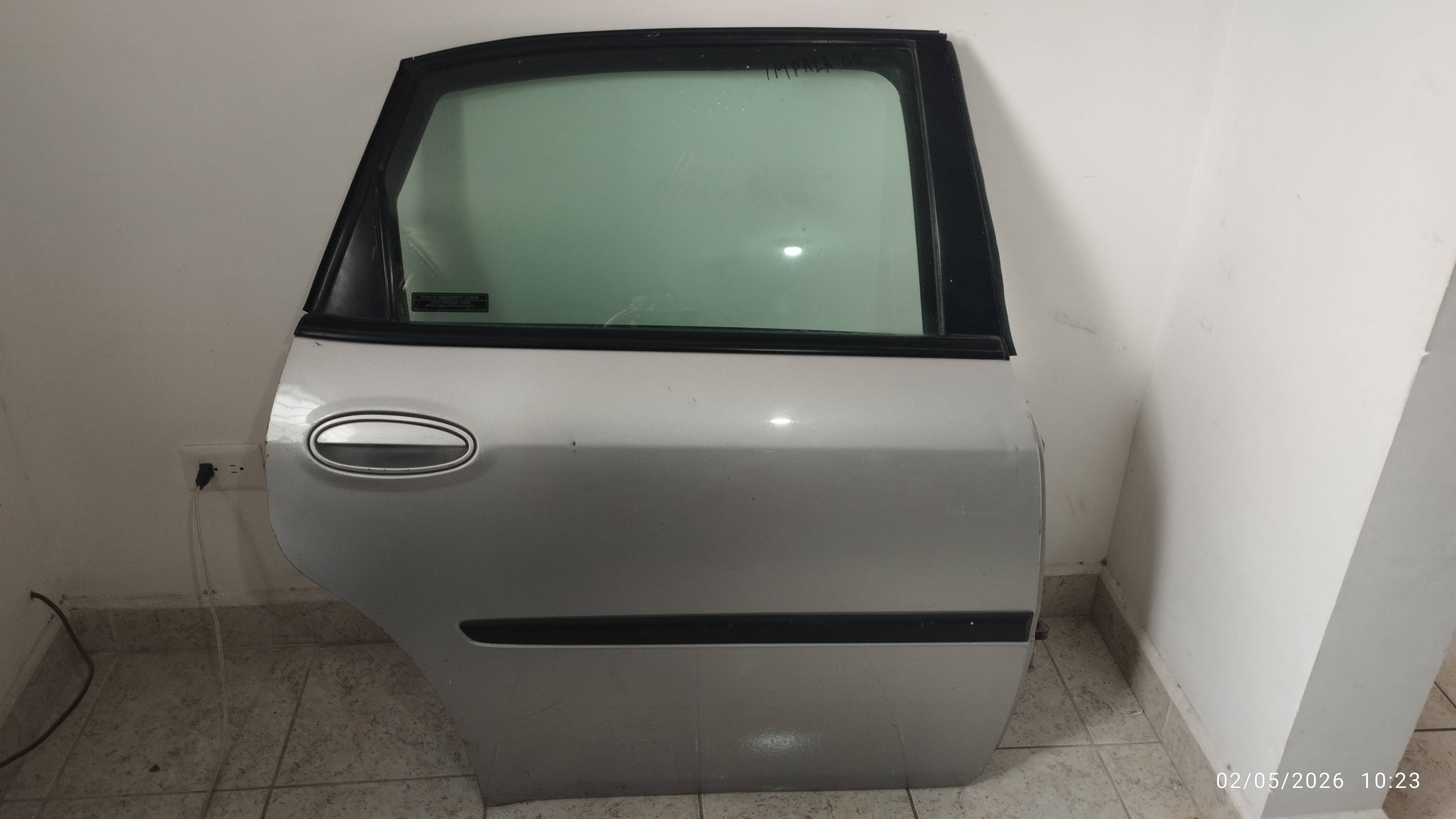 Chevrolet Impala 2000 - 2005 Puerta Trasera Derecho Usado Original