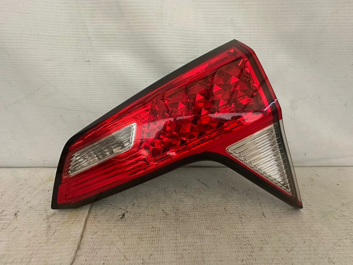 Intercalavera Honda Hrv Der 2019 2020 2021 2022 Original Derecho/pasajero Rojo/blanco