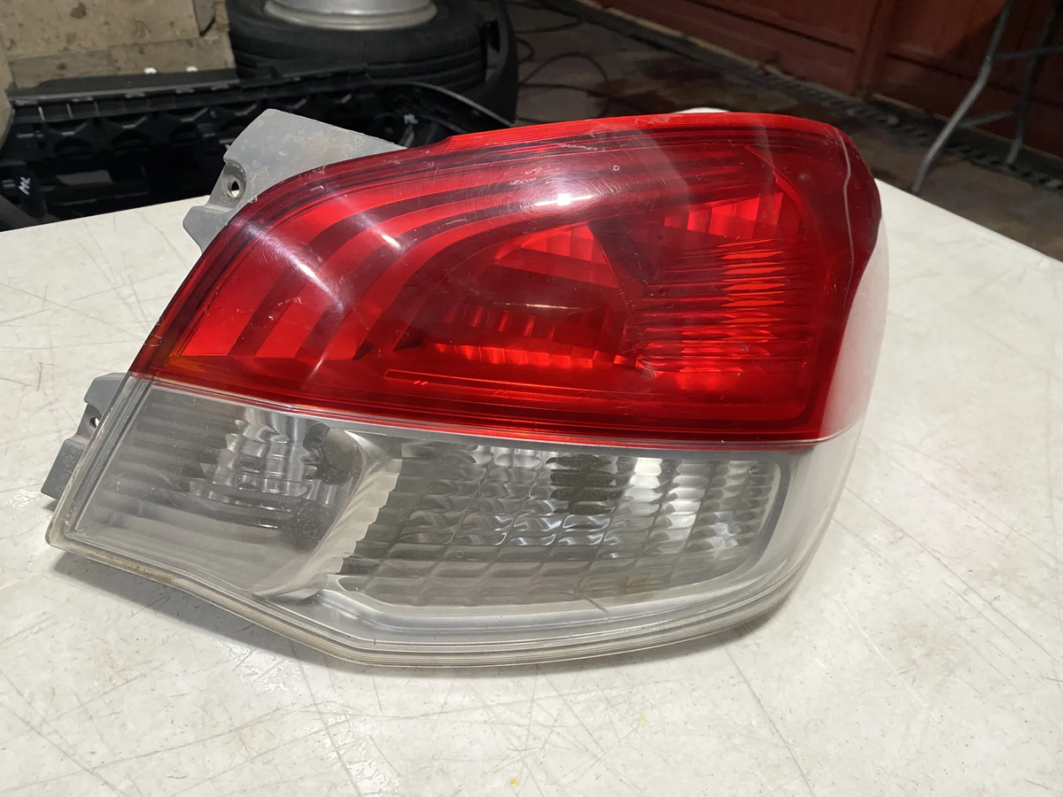 Calavera Derecha Attitude 2015-2020 Mirage G4 2019-2020 Orig Derecho/pasajero Rojo