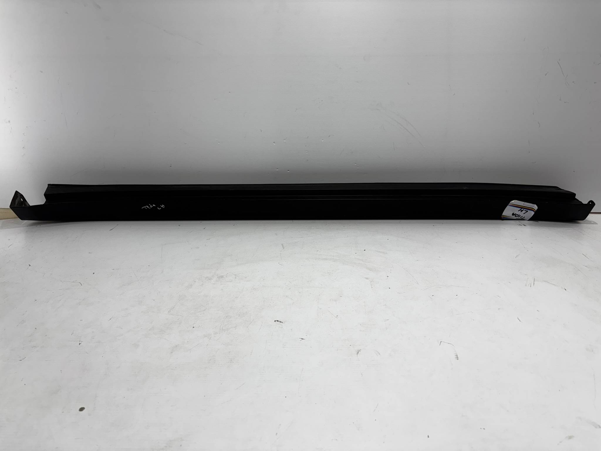 Nissan Tiida 2007 - 2017 Estribo Delantera Izquierdo Usado Original