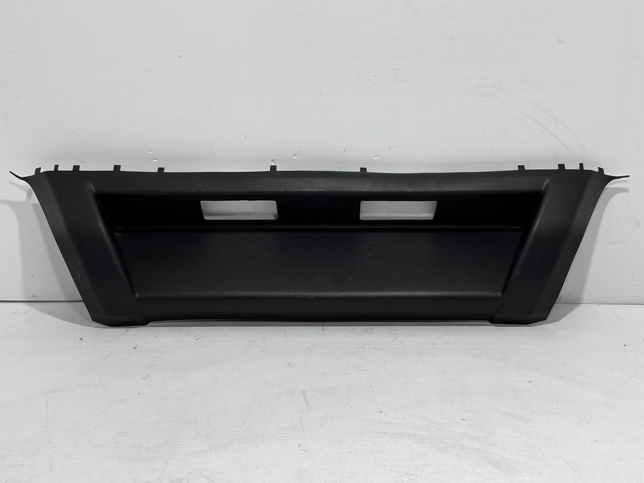 Nissan Np300 2016 - 2020 Moldura para Cajuela Trasera Usado Original