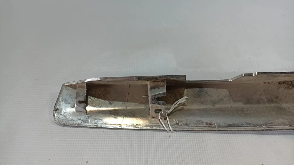 Moldura Trasera Nissan Altima 2010-2012 Genérica (usada) Plateado