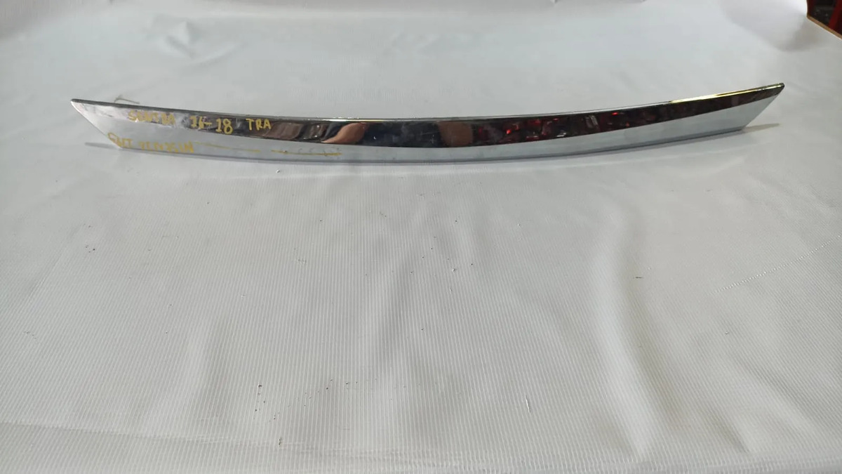 Moldura Trasera Nissan Sentra 2016-2018 Original De Uso Plateado