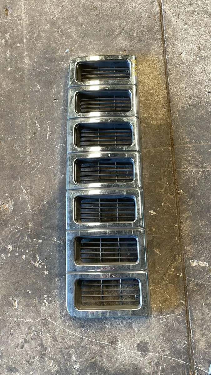 Parrilla Jeep Grand Cherokee 1996-1998 Genérica (usada) (1) Plateado Brillante - vista 1