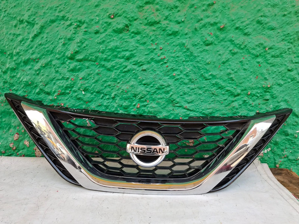 Parrilla De Nissan Sentra 2017-2019 Usado Original Negro Brillante