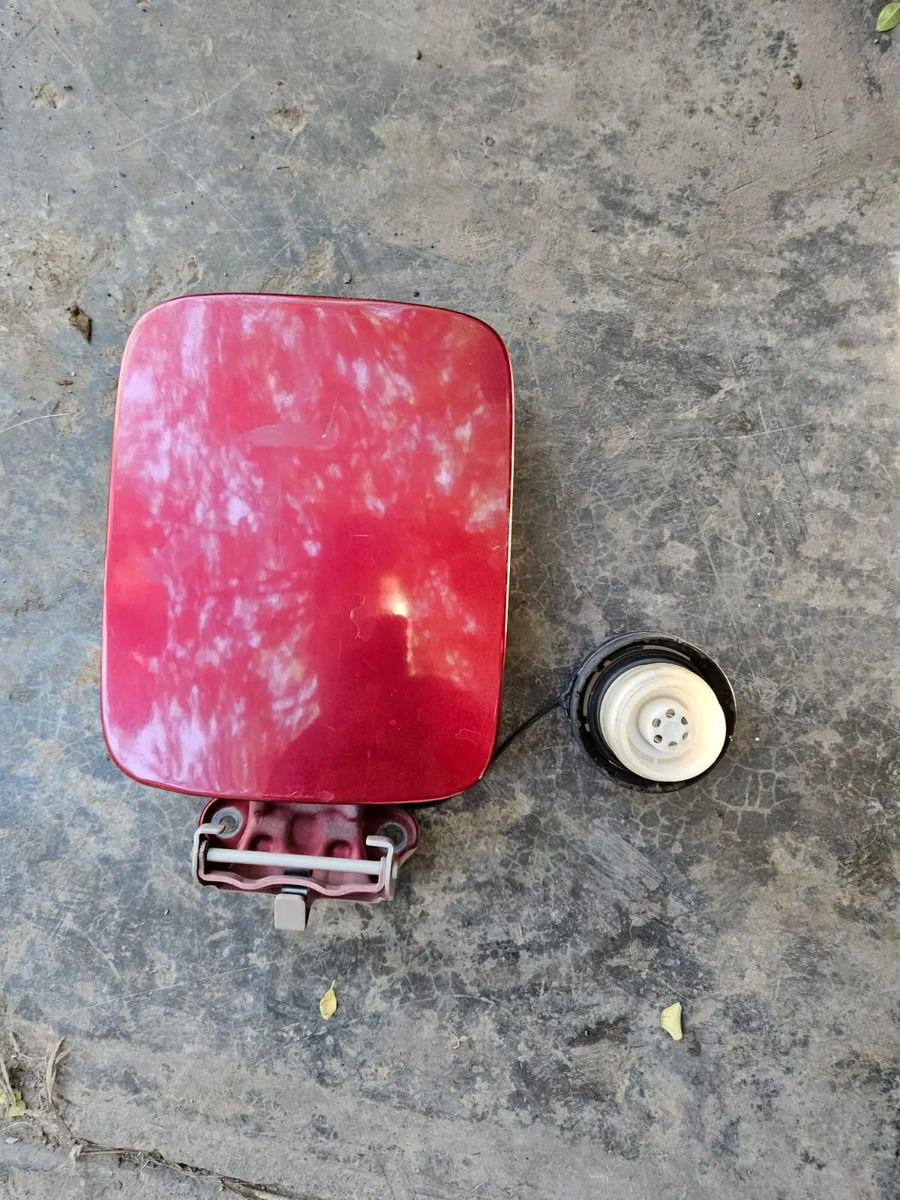 Suzuki Ertiga 2019-2026 Tapa De Gasolina Rojo 1