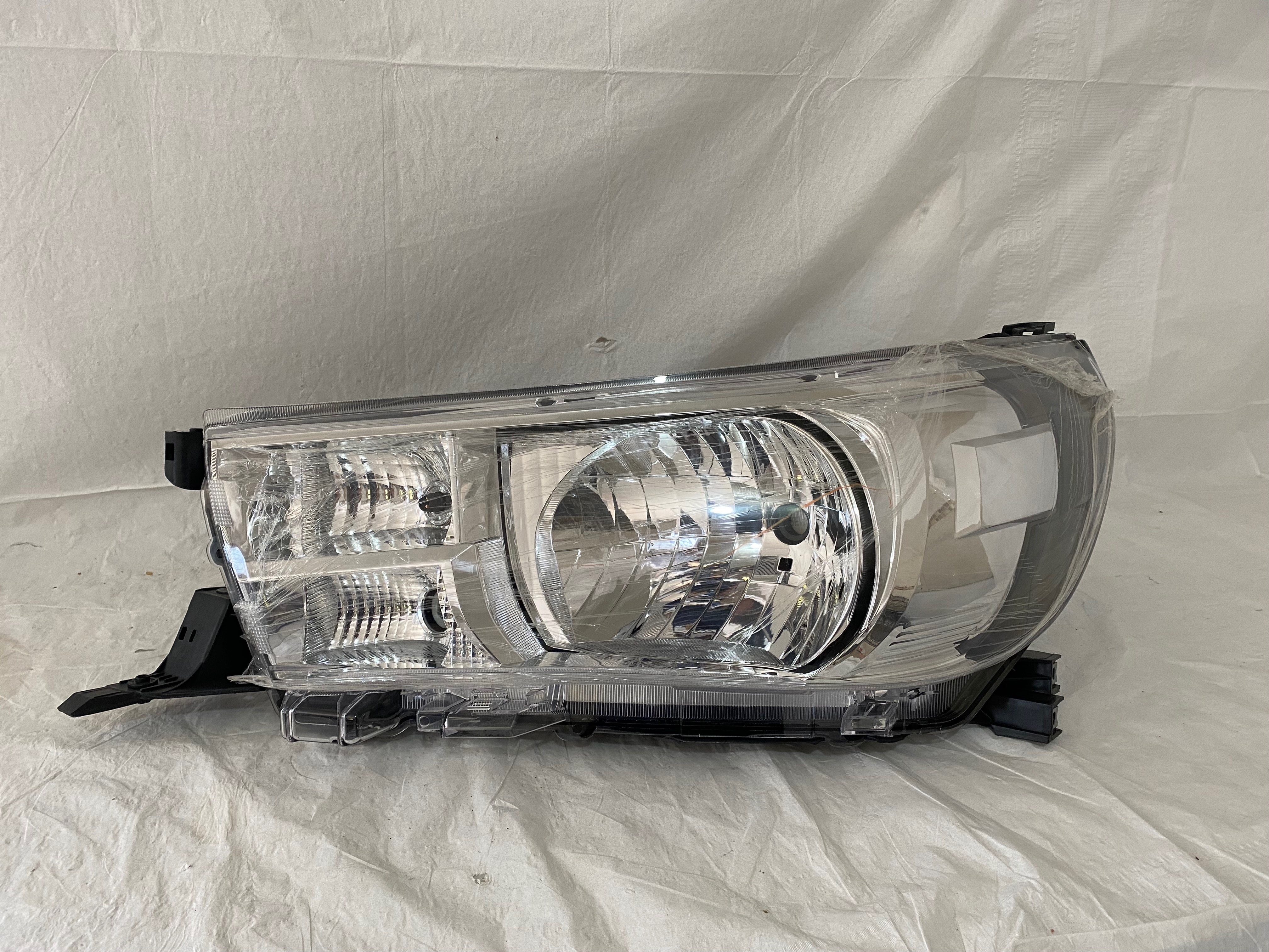 Toyota Hilux 2016 - 2019 Faro Izquierdo Nuevo Generico