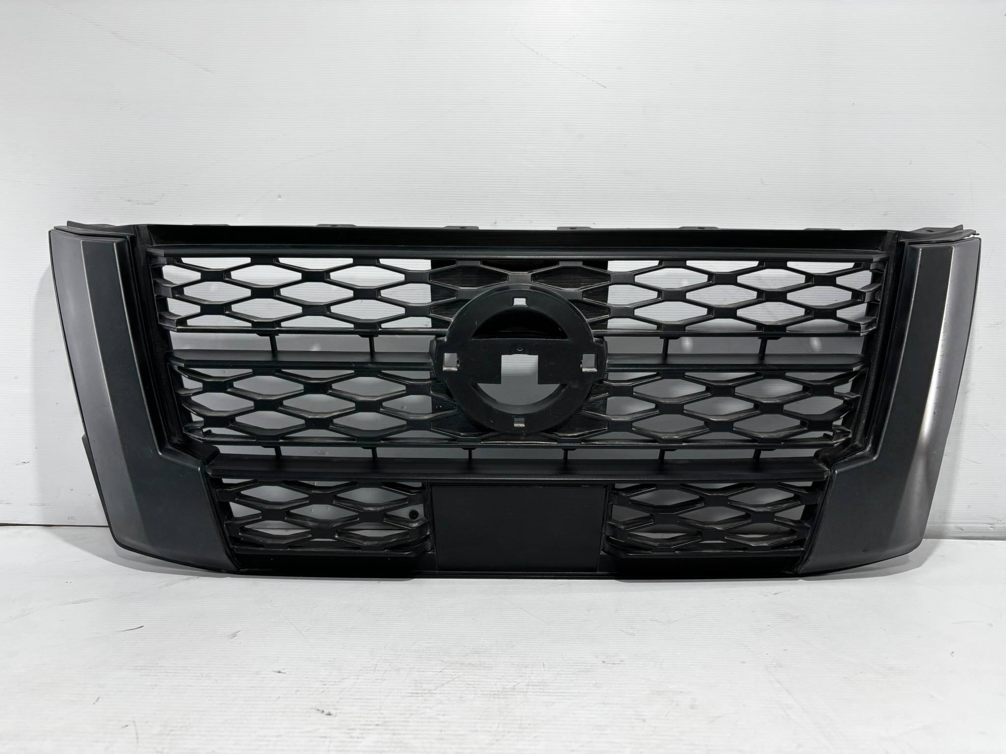 Nissan Frontier 2021 - 2025 Parrilla Delantera Usado Original