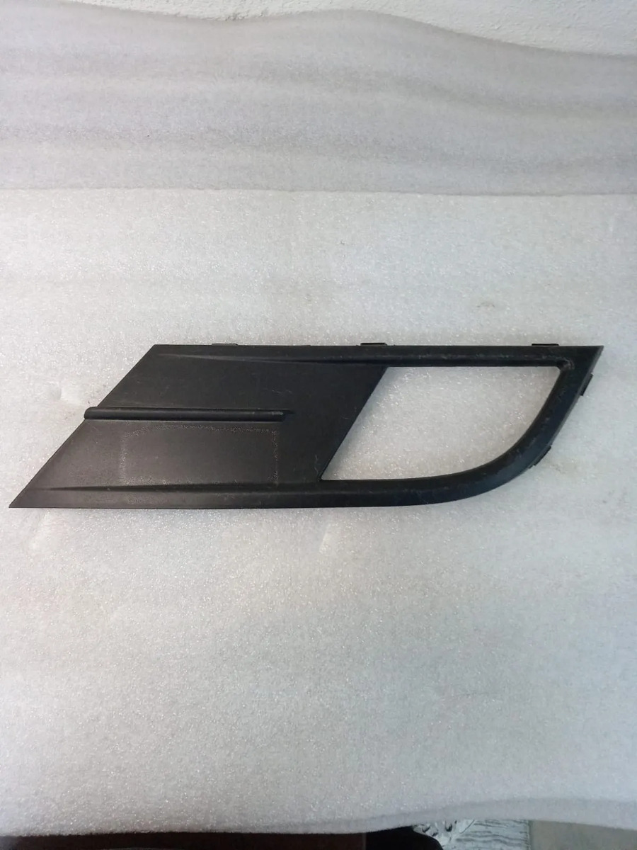 Rejilla Faro De Niebla Vw Jetta Bisentenario 2015/2018. Negro Derecho