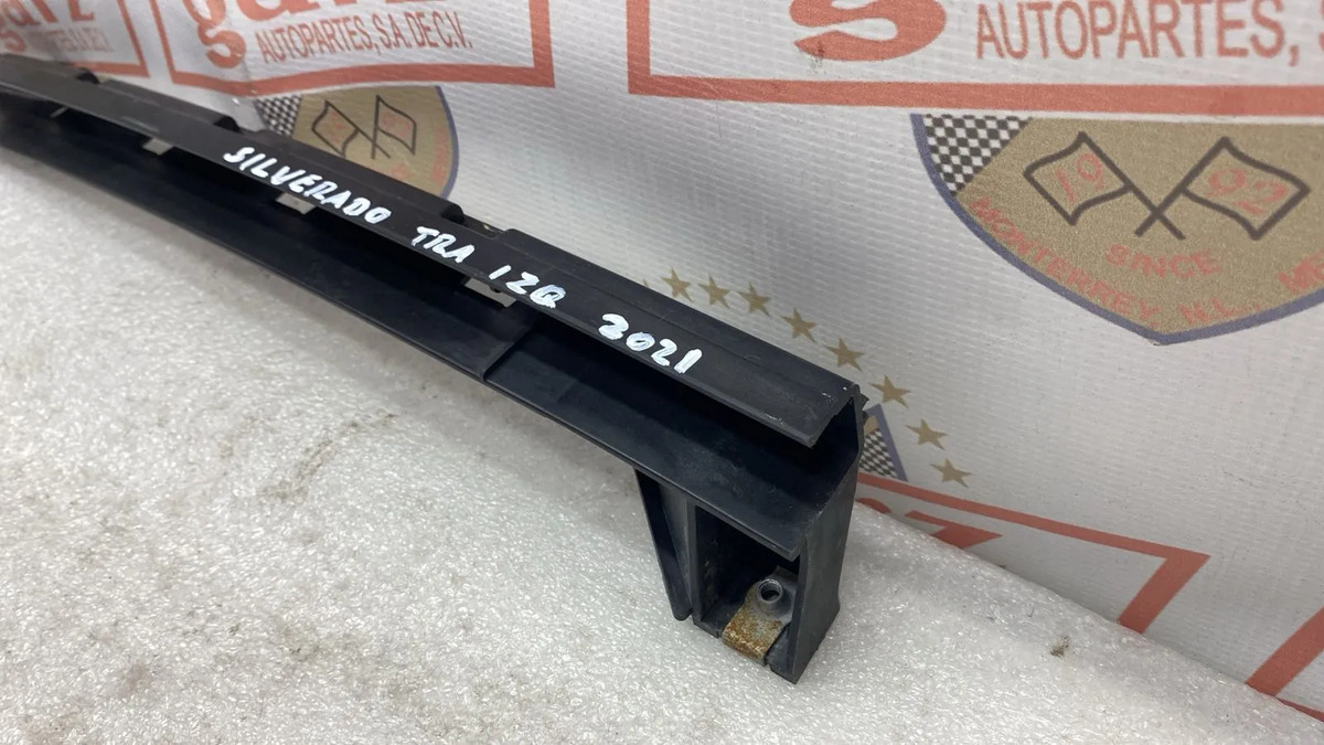 Hule Cañuela Trasera Izquierda Chevrolet Silverado 19 Al 21 Negro
