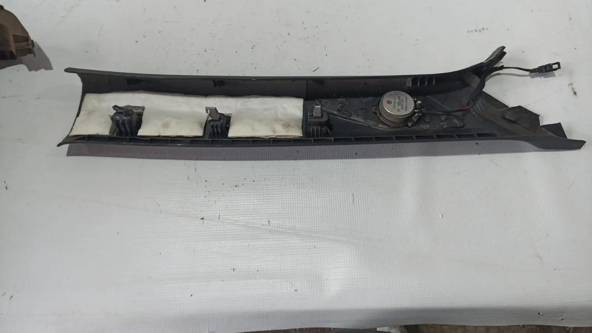 Moldura Poste Interior Delantero Lh Vw Jetta 2019-2026 Negro