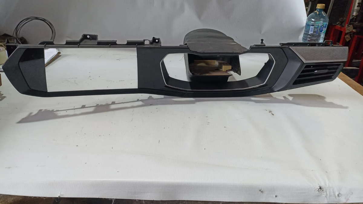 Bisel Interior Velocimetro C/rejilla A/vw Jetta2019-2026 Negro Izquierdo