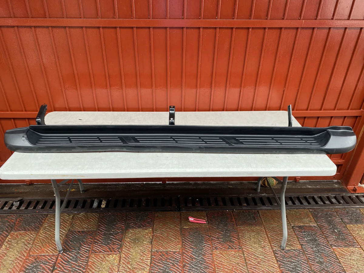Estribo Izquierdo Toyota Hilux 2016 2017 18 19 20 21 22 2023 Negro