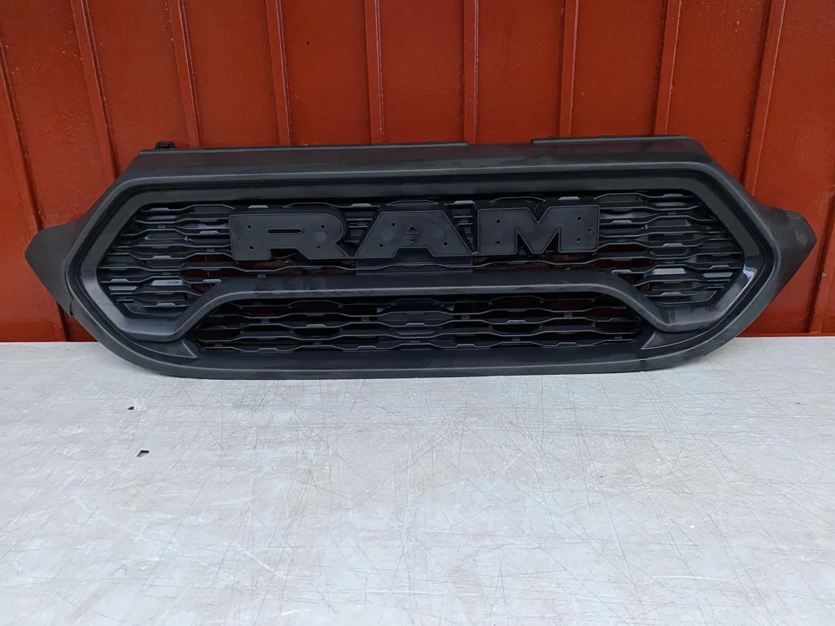 Parrilla Ram 700 21 22 23 24 25 Usado Original C/detallito Negro Texturizado