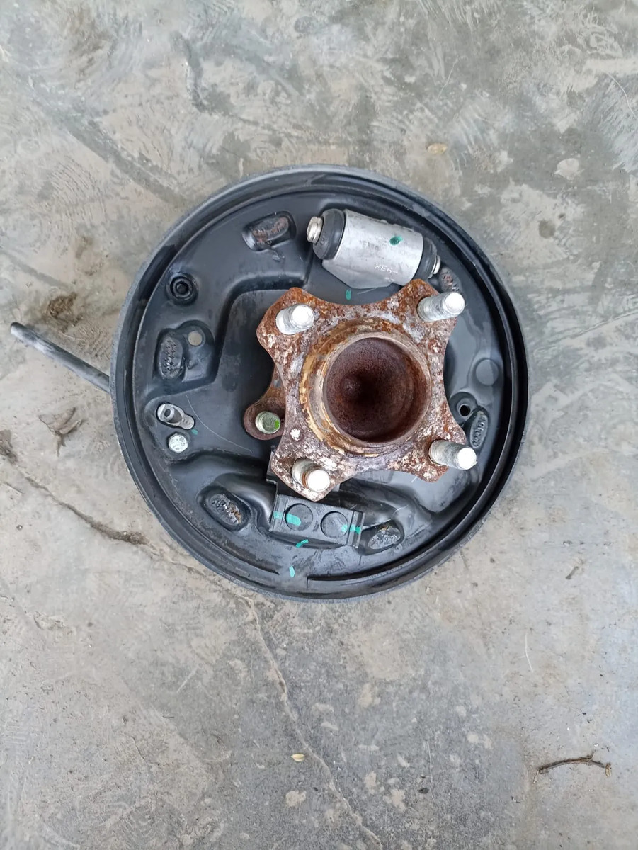 Suzuki Ciaz (15-20) Plato Porta Balatas Traseras Lado Izq