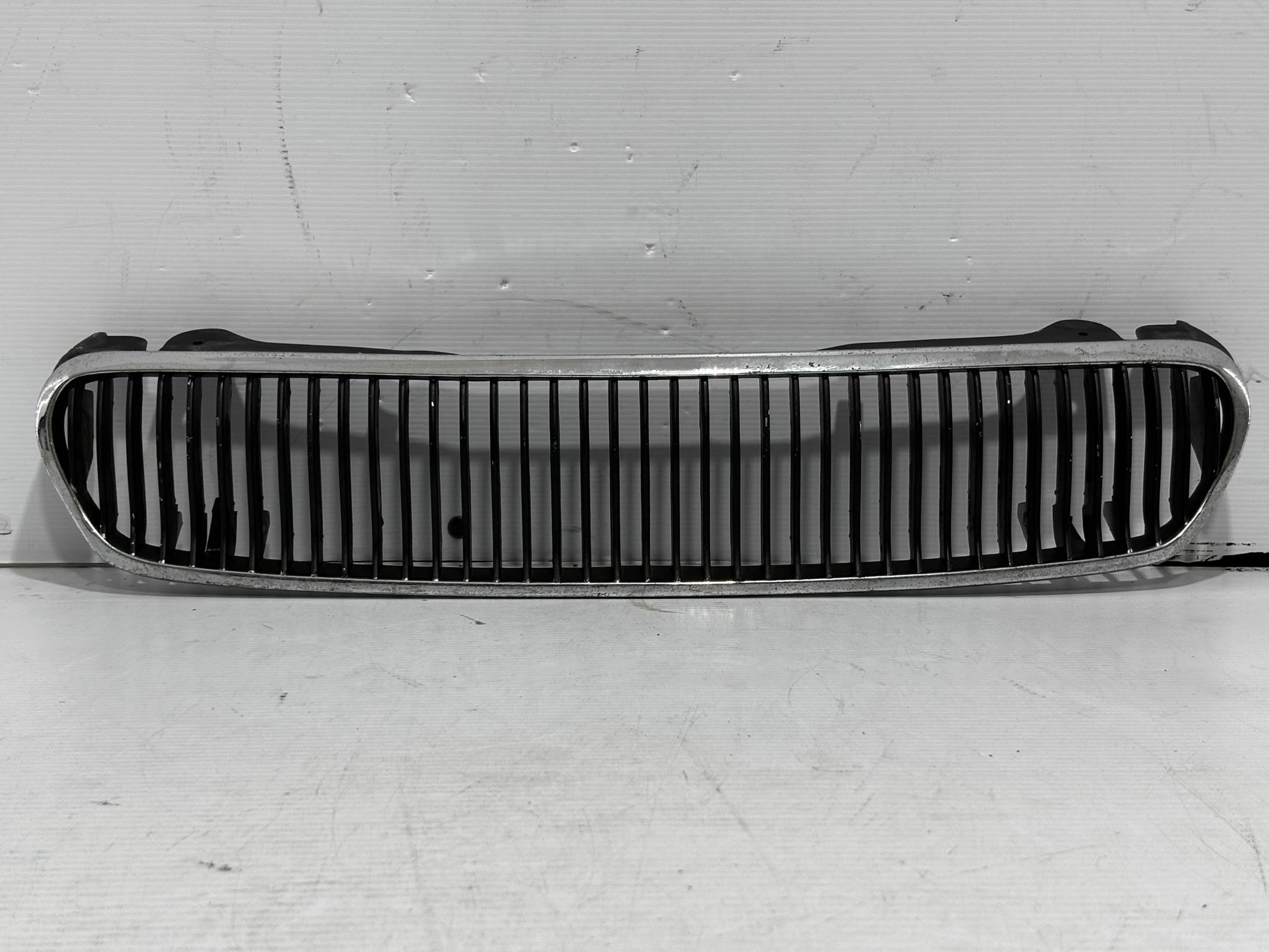 Volvo S40 2001 - 2002 Parrilla Delantera Usado Original