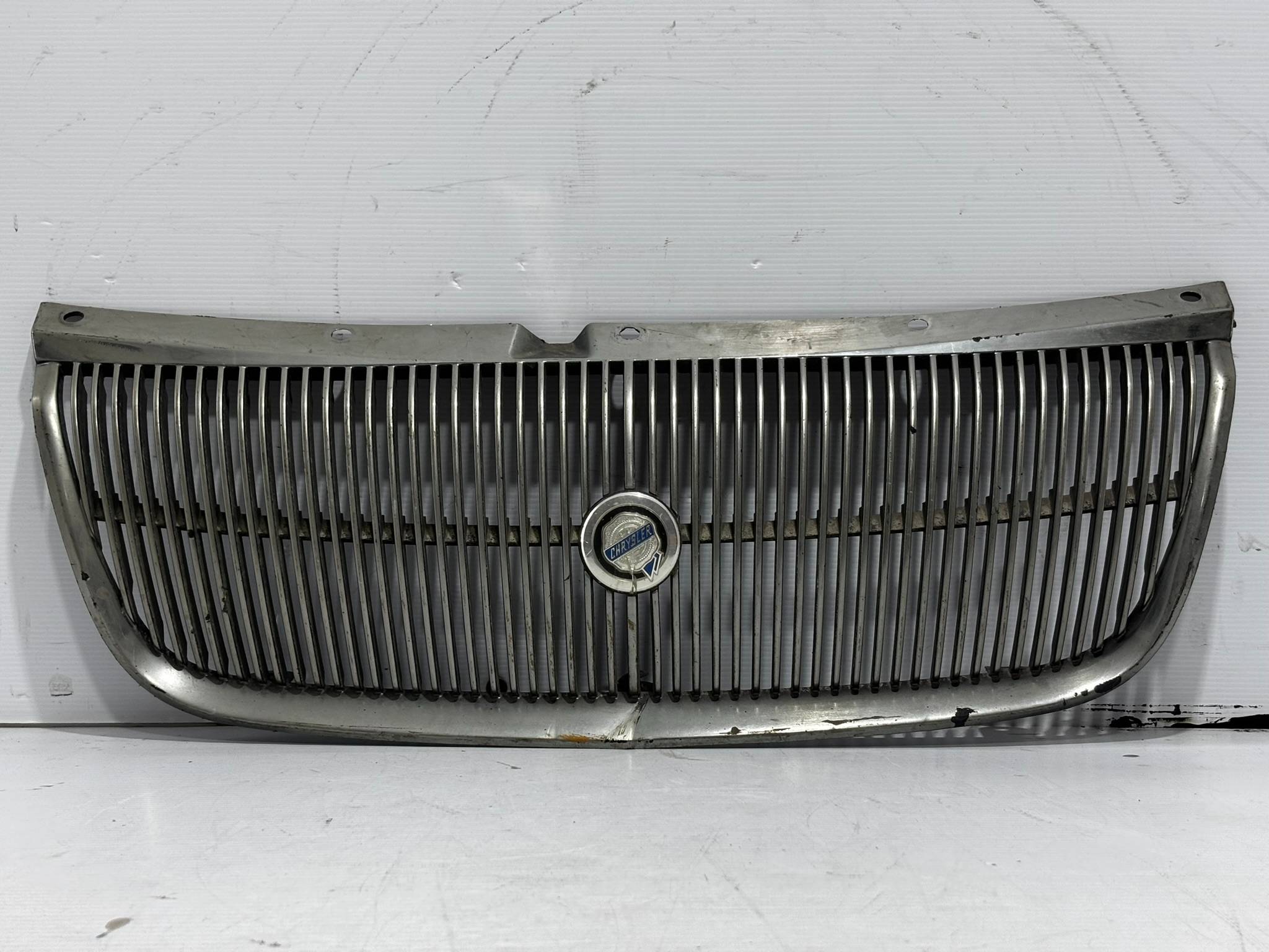 Chrysler Cirrus 1995 - 1998 Parrilla Delantera Usado Original