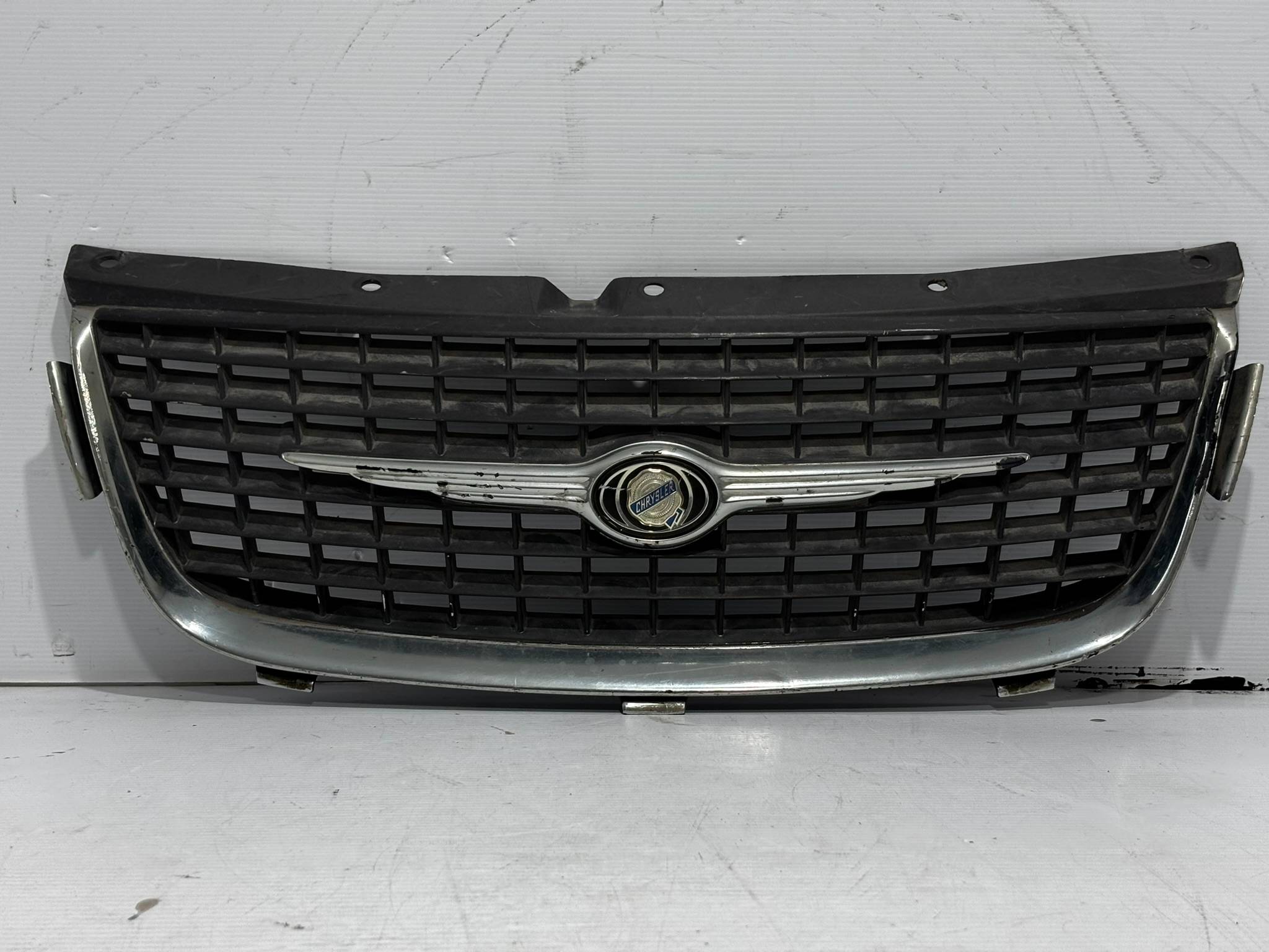 Chrysler Sebring 1999 - 2001 Parrilla Delantera Usado Original