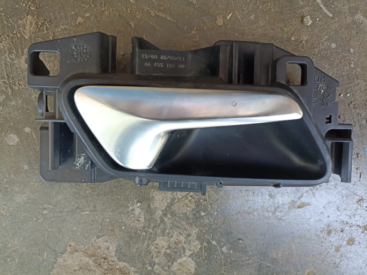Peugeot 2008 (19-26) Manija Interior Lado Derecho Plateado Delantera/trasera