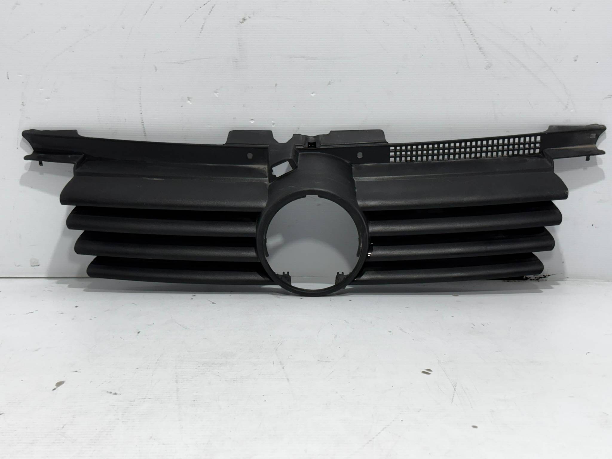 Volkswagen Jetta 1999 - 2005 Parrilla Delantera Usado Original