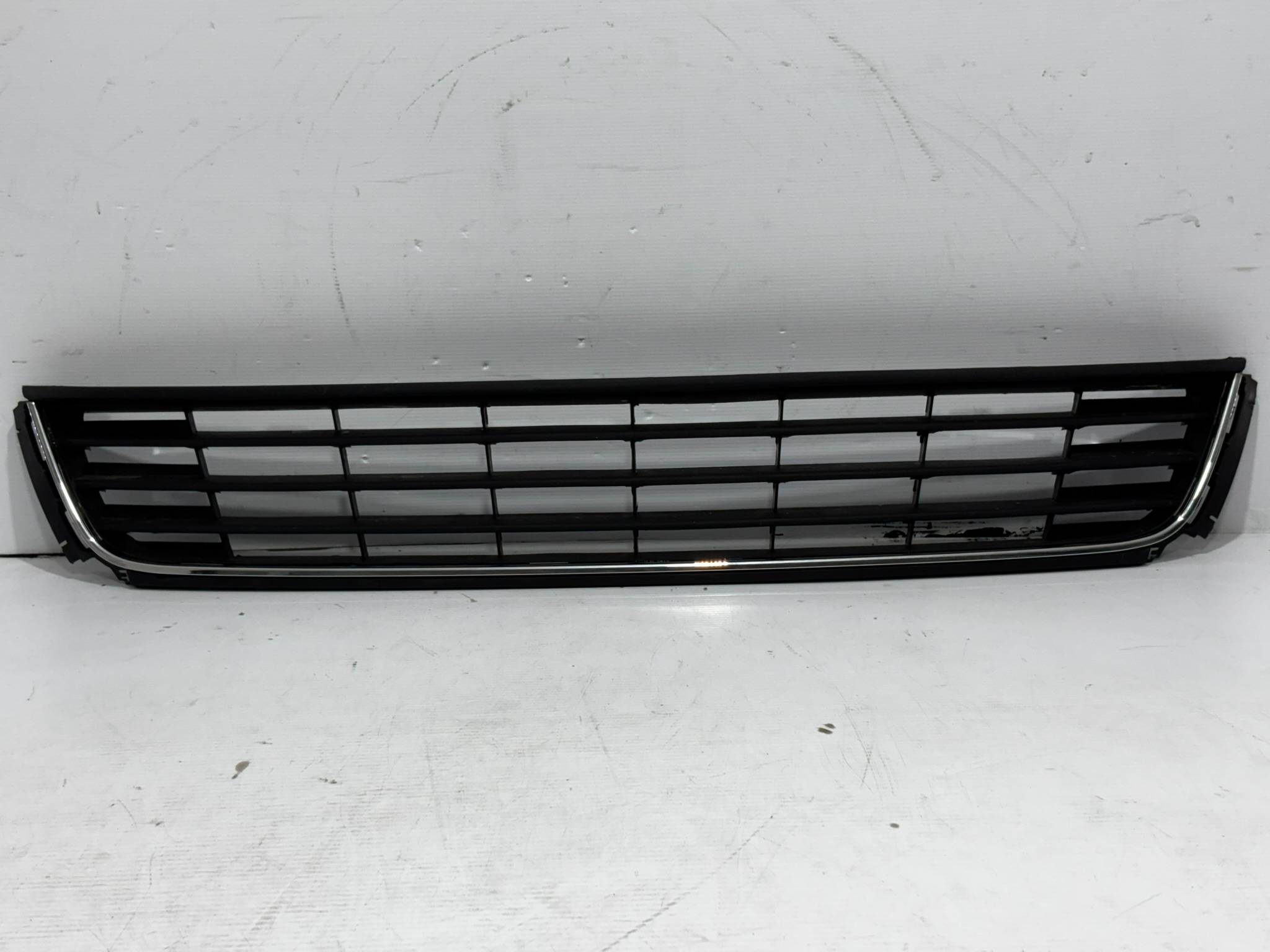 Volkswagen Vento 2014 - 2018 Parrilla Delantera Usado Original