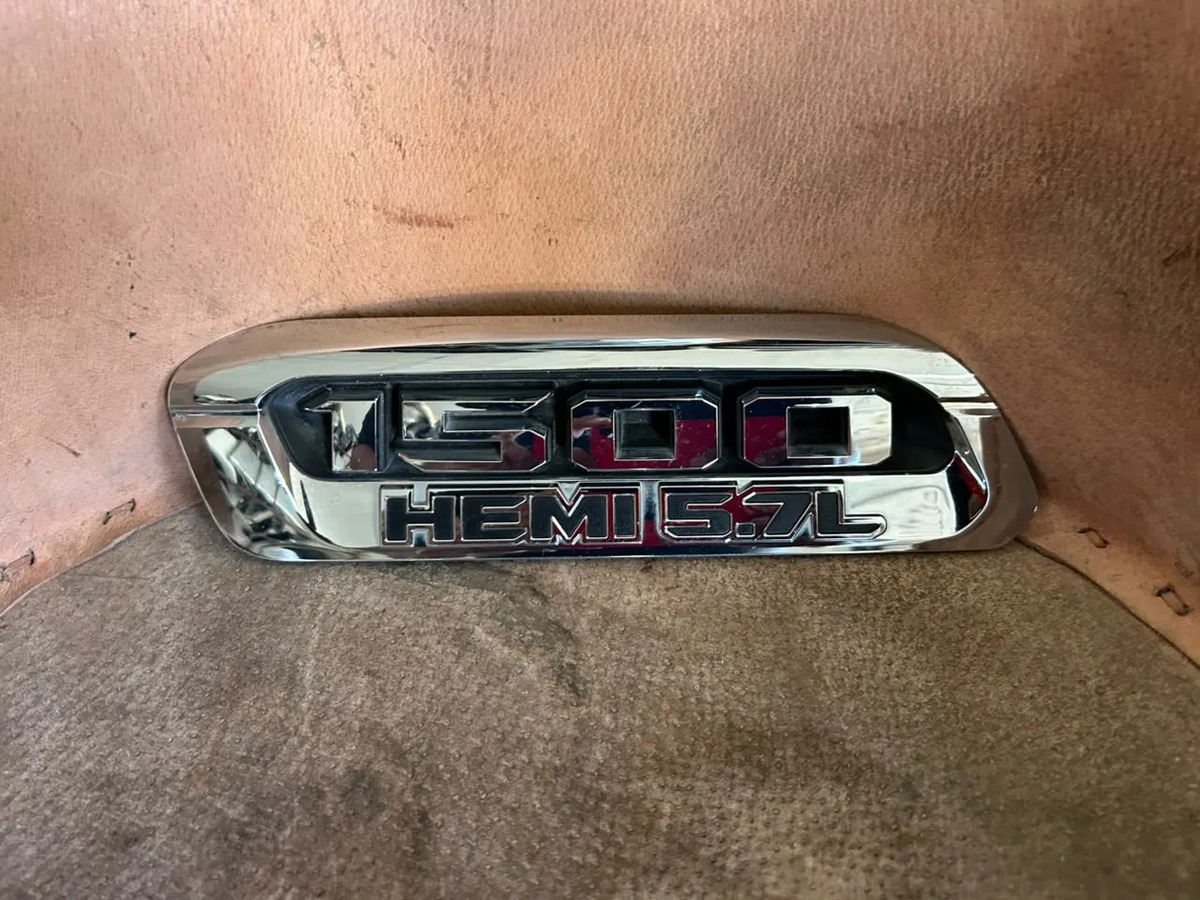 Emblema Derecho De Cofre Ram 2022 2023 2024 2025 Plateado