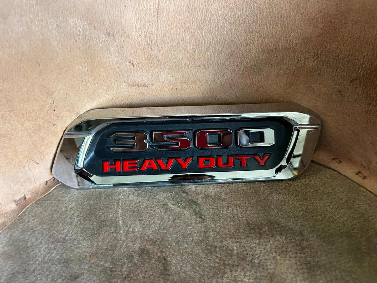 Emblema Izquierdo De Cofre Ram 3500 Heavy Duty Rojo