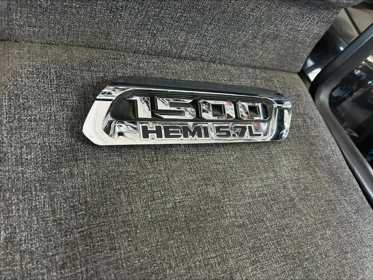 Emblema Derecho De Cofre Ram 1500 2019 Plateado