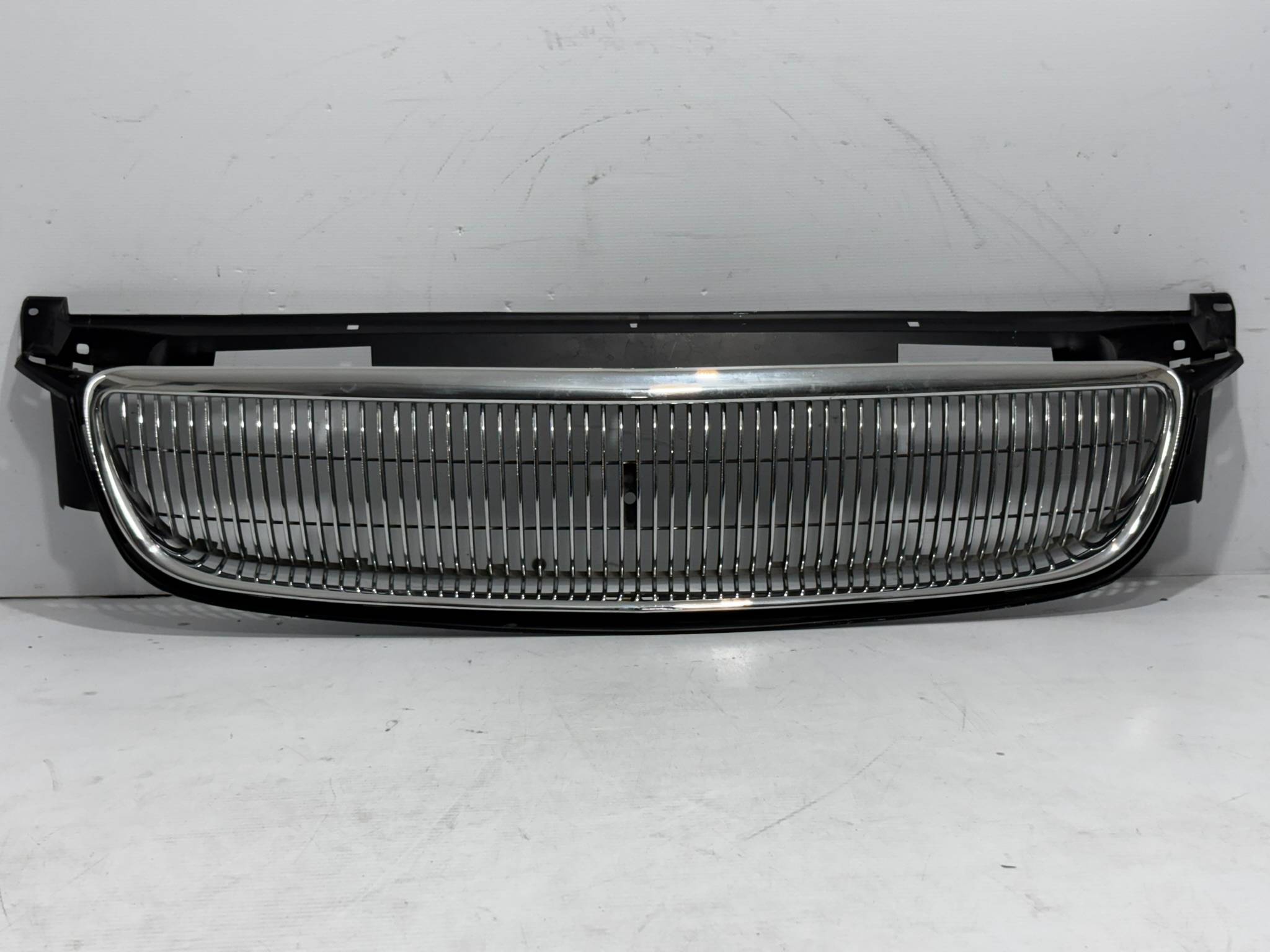 Chrysler Town & country 1996 - 1997 Parrilla Delantera Usado Generico