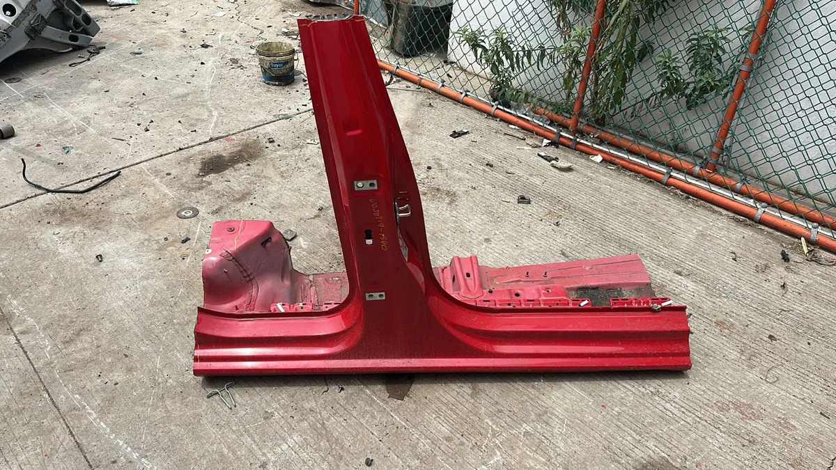 Estribo Lateral Rh Lamina Vw Jetta 2019-2026 1.4l Mk7 Turbo Rojo