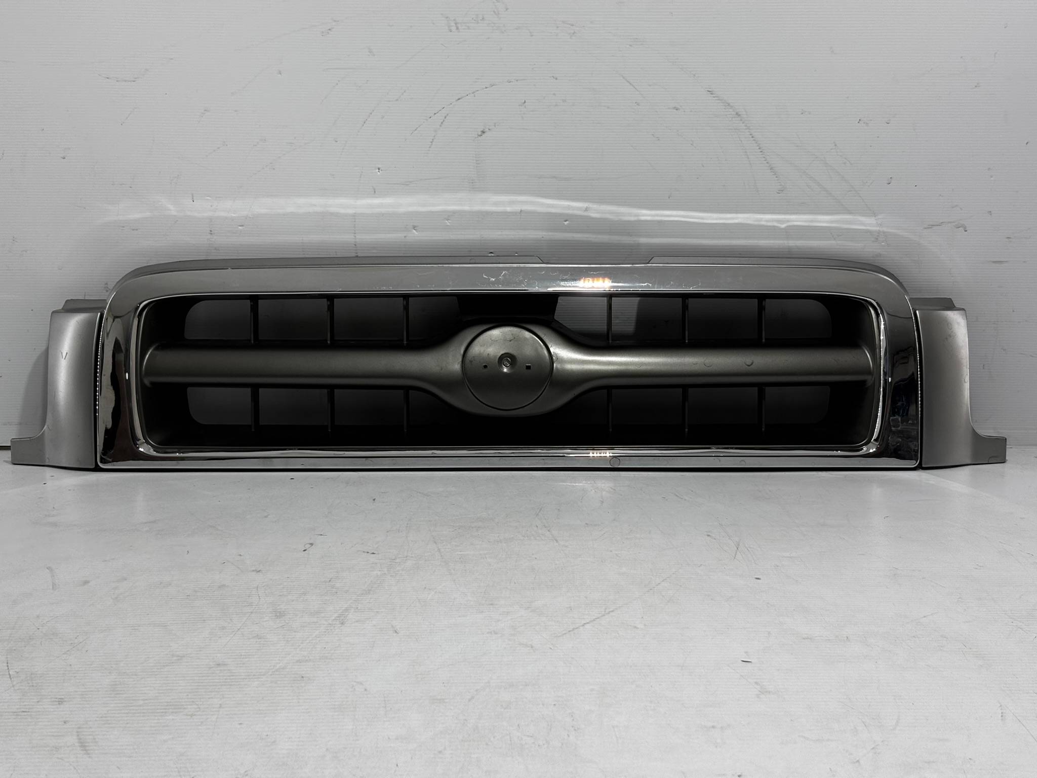 Nissan Pathfinder 1999 - 2002 Parrilla Delantera Usado Generico
