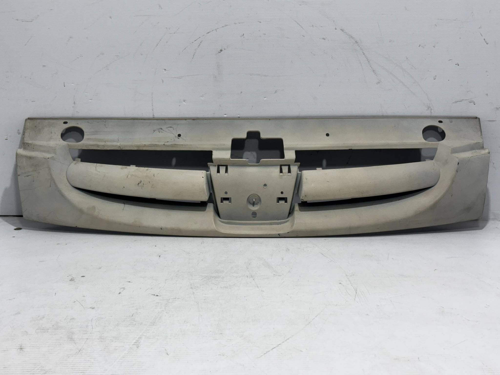 Peugeot Partner 2002 - 2008 Parrilla Delantera Usado Original
