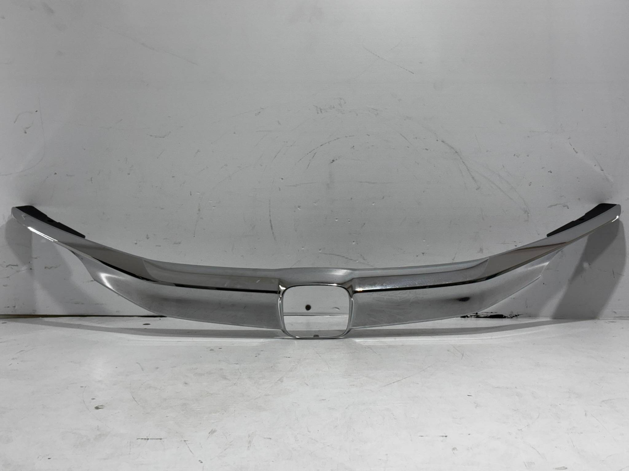 Honda Accord 2016 - 2017 Moldura Delantera Usado Original
