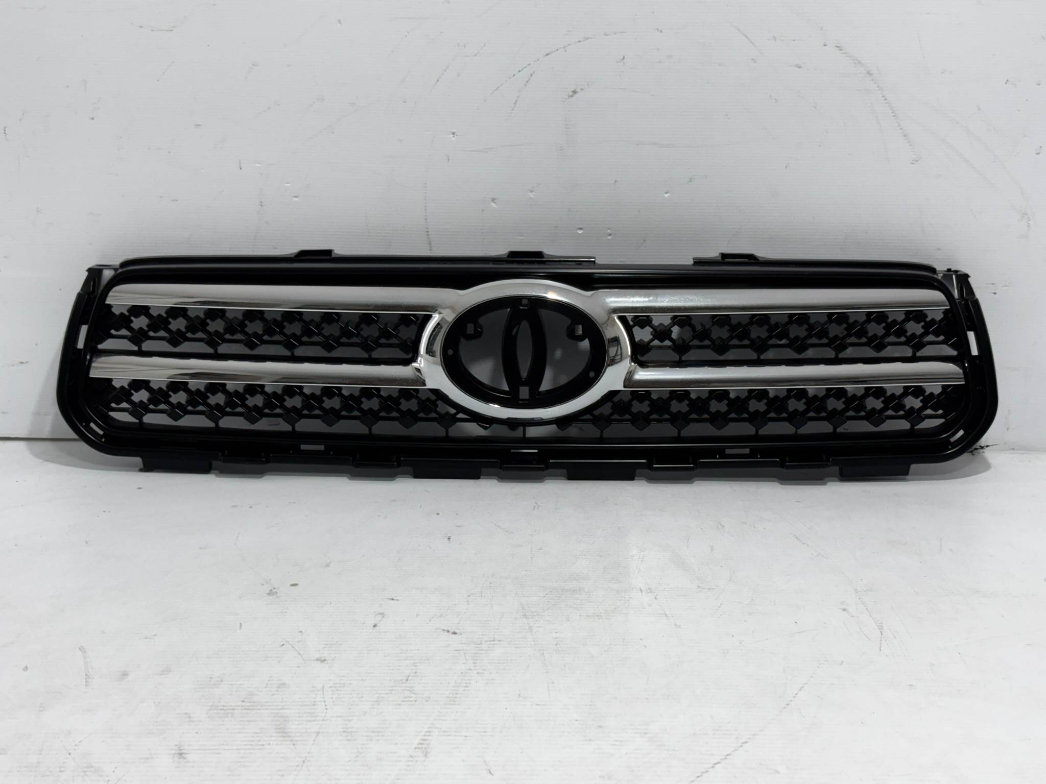 Toyota Rav4 2004 - 2005 Parrilla Delantera Usado Generico