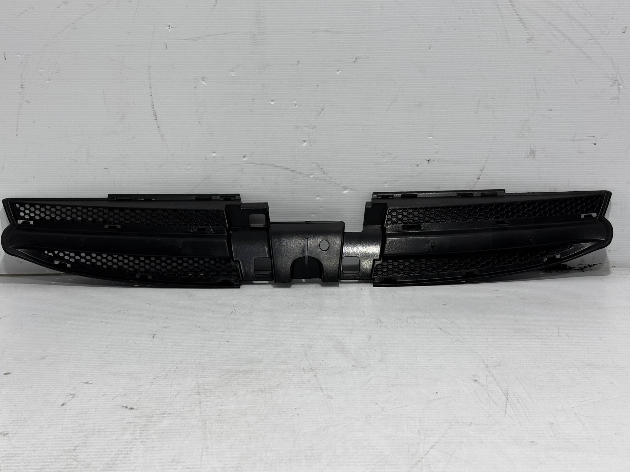 Peugeot Partner 2004 - 2008 Parrilla Delantera Usado Original