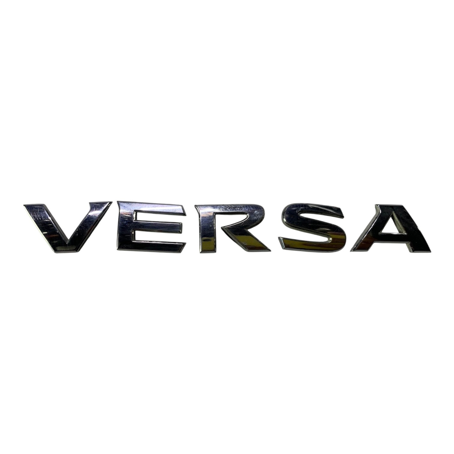 Nissan Versa 2013 - 2018 Emblema Usado Original