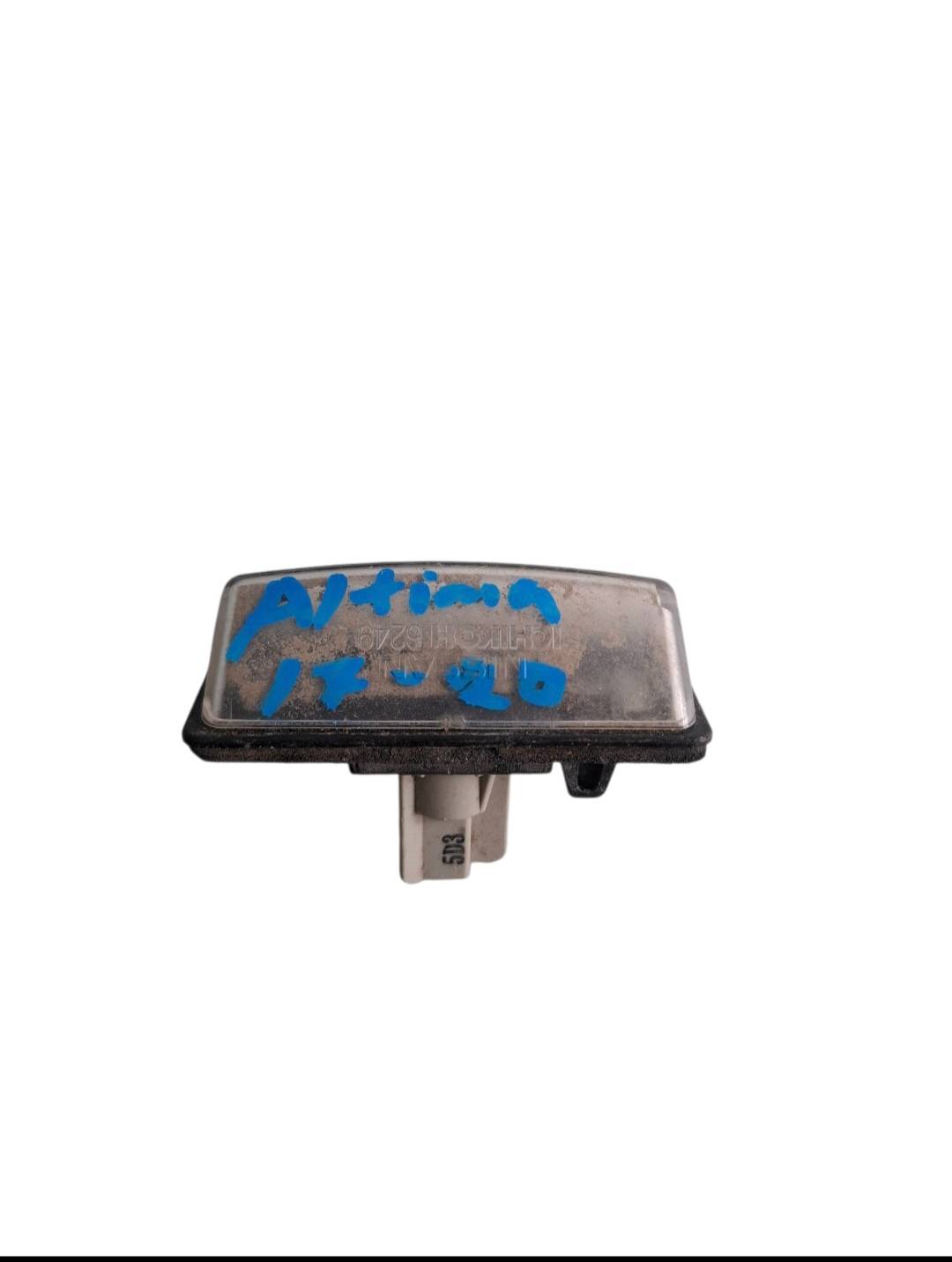 Nissan Altima 2017 - 2020 Luces de Placas Trasera Usado Original