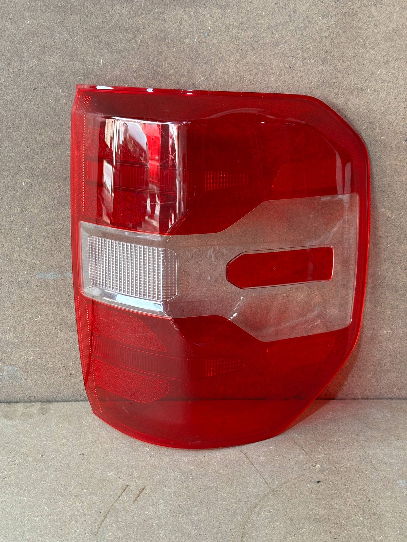 Ford Maverick 2021 - 2023 Mica de Calaveras Trasera Derecho Usado Original