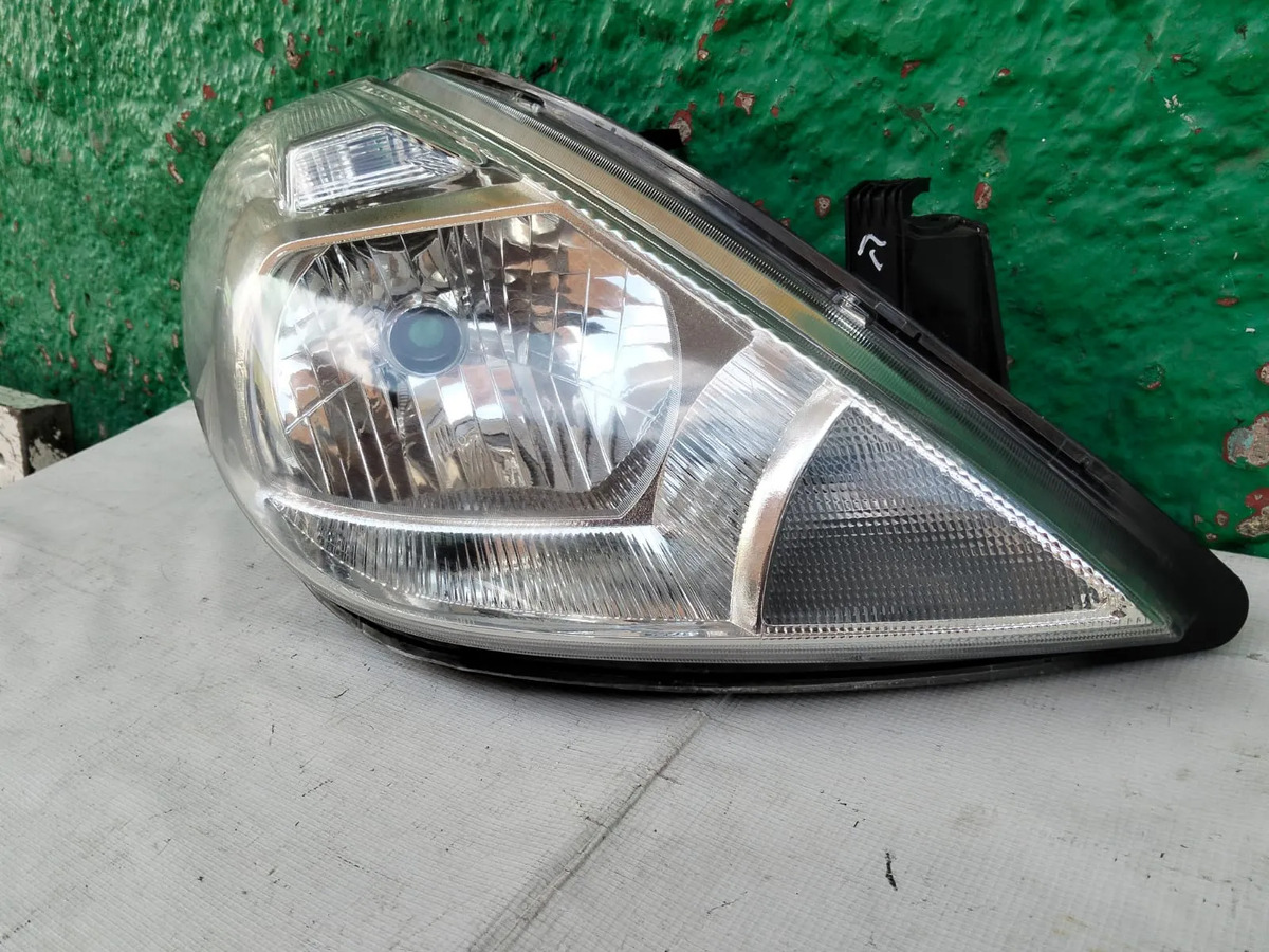 Faro Derecho De Nissan Tiida 2007-2018 Usado Original Derecho/pasajero