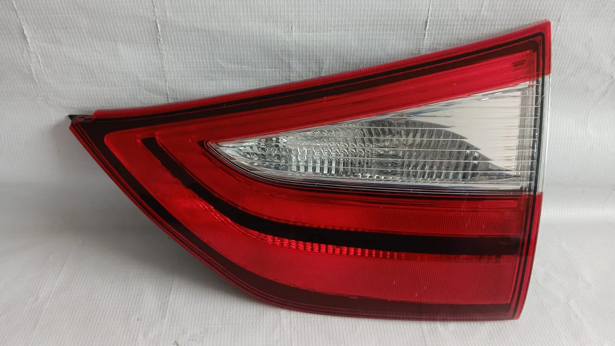 Calavera Intercalavera Derecha Toyota Sienna 15-20 Obscura Derecho/pasajero Rojo