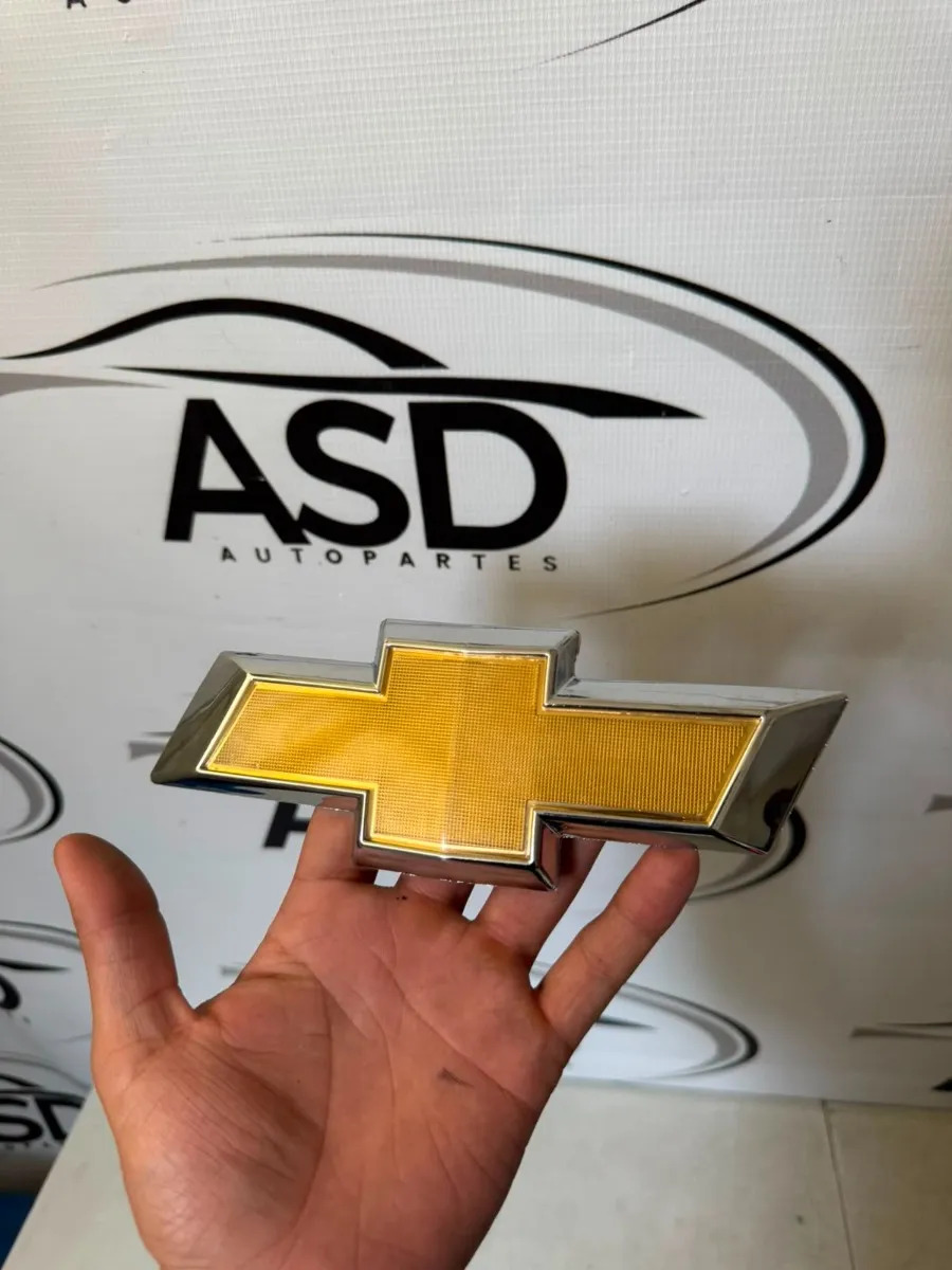 Emblema Parrilla Chevrolet Aveo Spark Sonic Beat Original Plateado