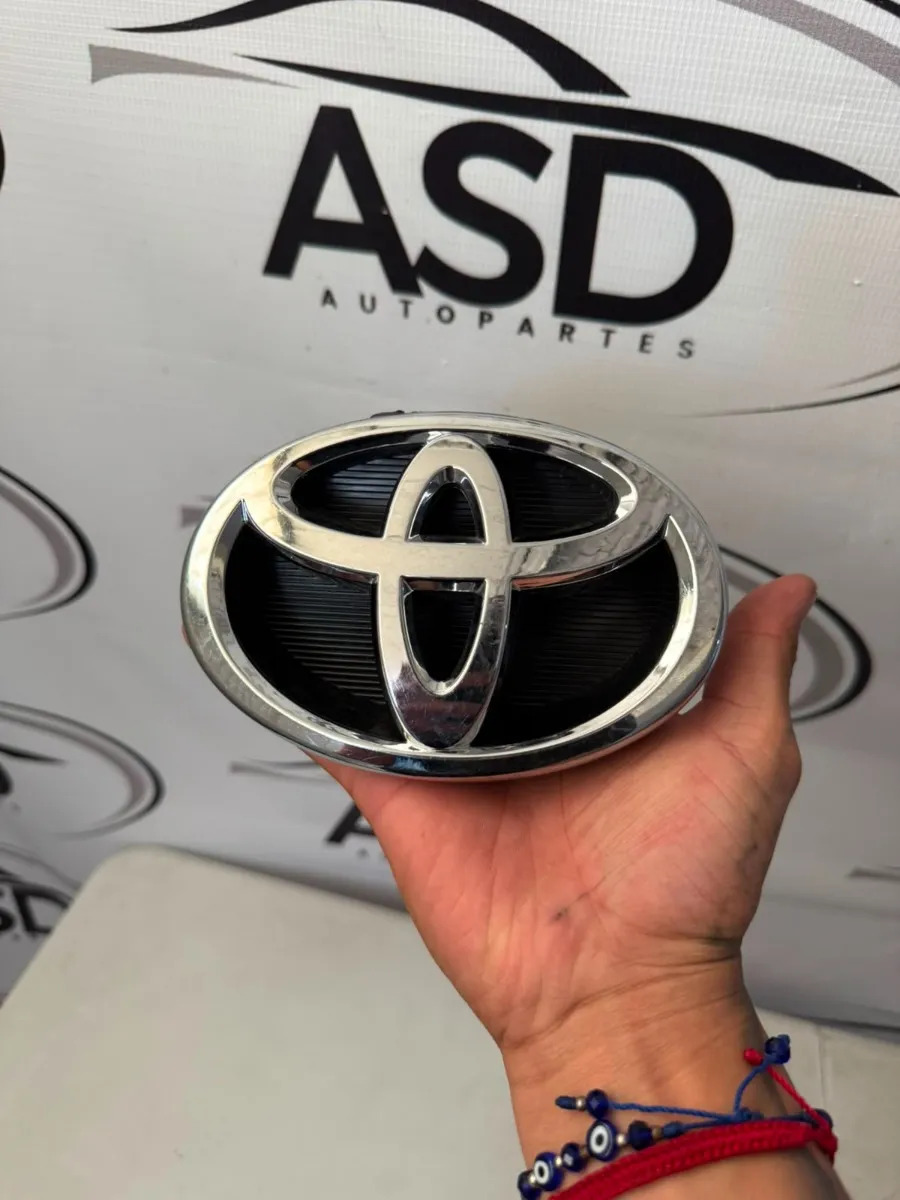 Emblema Parrilla Toyota Hilux Rav4 Corolla Con Base Original Plateado