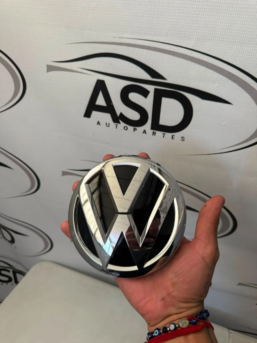 Emblema Parrilla Volkswagen Jetta Vento Polo Gol Original Plateado