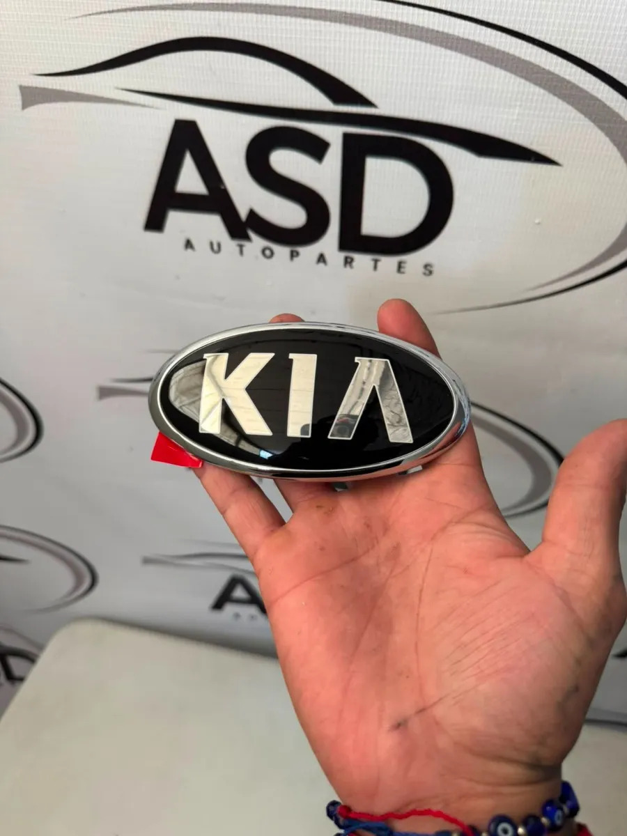 Emblema Kia Ovalado Negro Cromo Nuevo Con Adhesivo 3m Negro