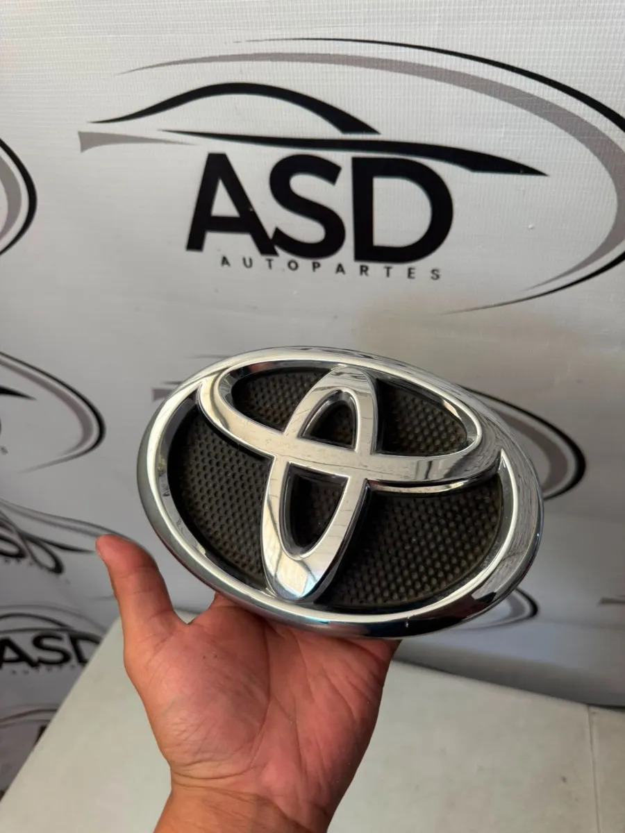 Emblema Parrilla Toyota Hilux 2016 2021 Original 753100k010 Negro