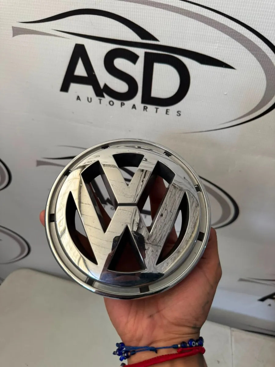 Emblema Parrilla Vw Jetta Mk6 2011 2018 Original 16d853601 Plateado