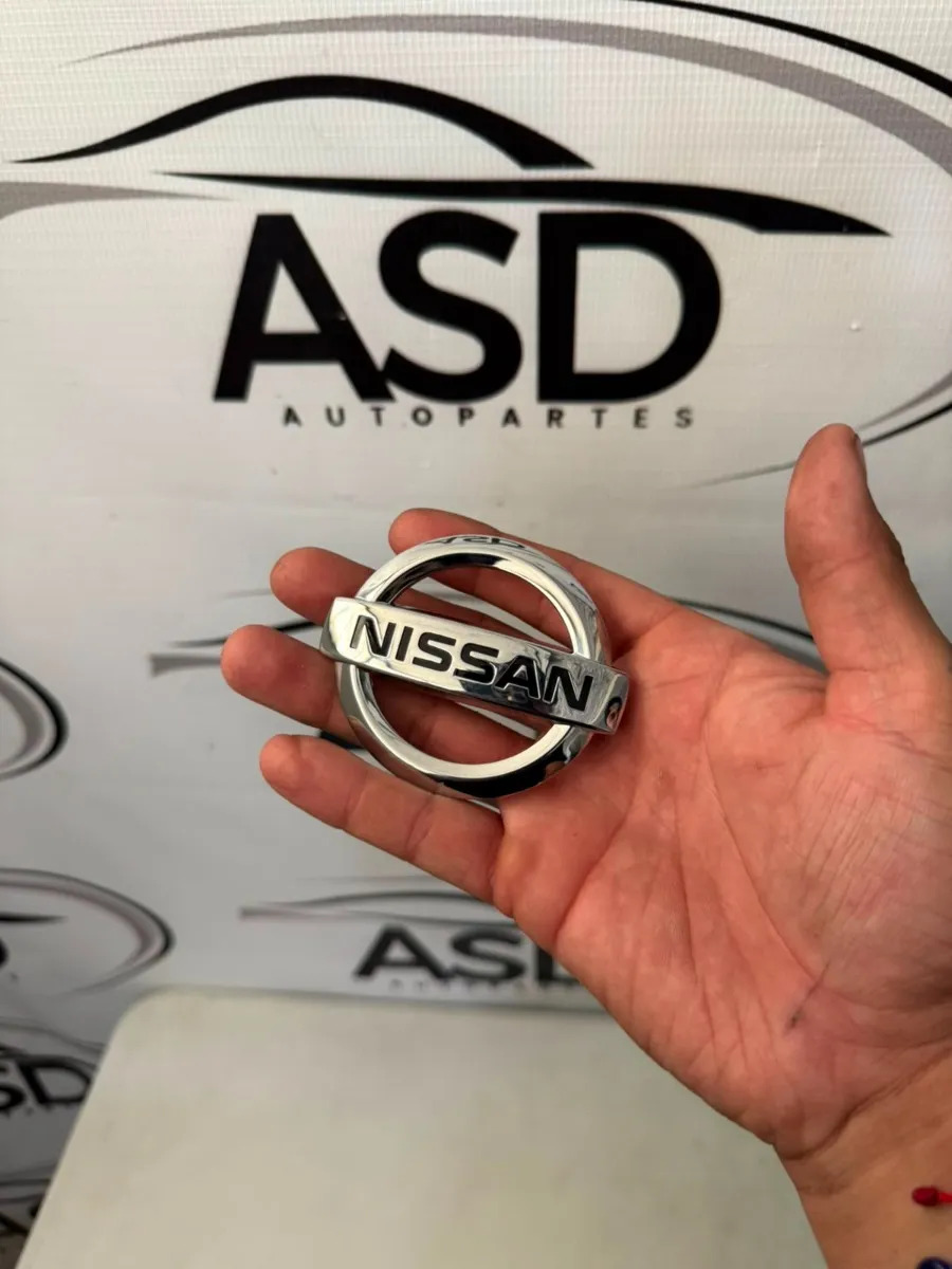 Emblema Cajuela Nissan Versa March Sentra Note Original 848903aw0a Plateado