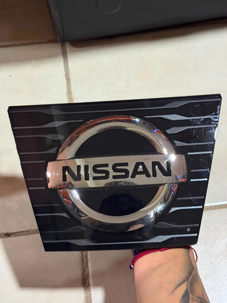 Emblema Parrilla Radar Nissan X-trail 2017 2020 Original 628906fl0a Plateado