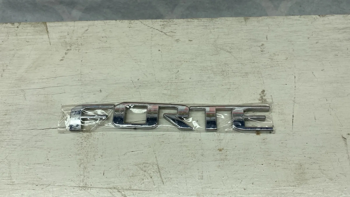 Emblema Letras Tapa Cajuela Kia Forte 2014 Al 2016 Orig Plateado